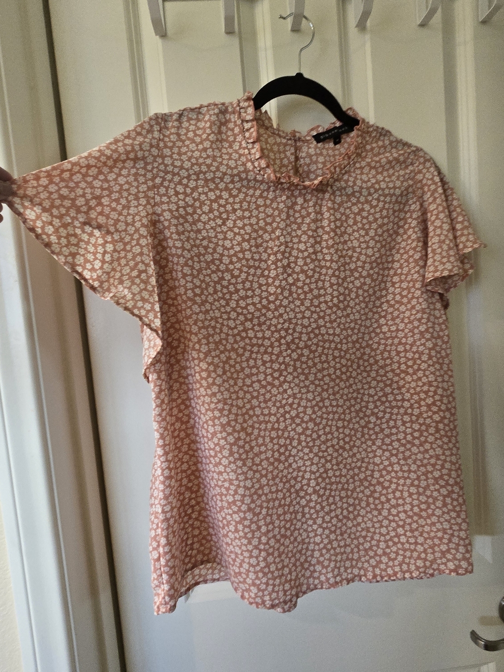 Gibson Dusty Rose Floral Flutter Sleeve Blouse - Picture 3 of 5